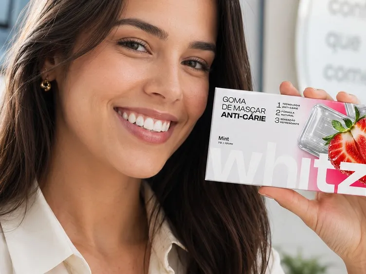 Mulher sorrindo mostrando a embalagem de Whitz Strawberry