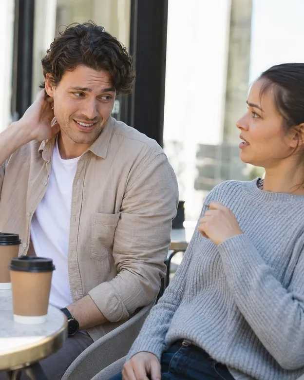 Casal conversando; ela se afasta discretamente
