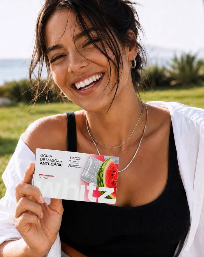 Mulher sorrindo segurando Whitz sabor melancia